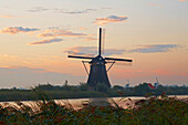 Alte Windmühlen in Kinderdijk, Provinz Südholland, Holland, Europa