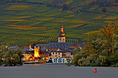 Blick über den Rhein auf Weinberge, den Adlerturm und die St. Jakobuskirche in Rüdesheim, Mittelrhein, Hessen, Deutschland, Europa