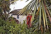 Haus im tropischen Garten, Hugh Town, St. Marys, Isles of Scilly, Cornwall, England, Grossbritannien