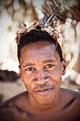 Männlicher Damara in traditioneller Kleidung, Twyfelfontein, Damara Land, Namibia, Afrika, UNESCO Weltkulturerbe