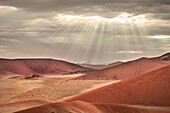 Panorama Ausblick von der Düne 45 auf die Landschaft bei Sossusvlei, Sonnenstrahlen brechen durch Wolken, Namib Naukluft Park, Namibia, Namib Wüste, Afrika