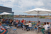 Terrasse des Bistro im Moderna Museet, Blick auf die Häuser entlang Strandvägen, Stockholm, Schweden