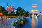 Altes Segelschiff am Kai vor der Admiralität in Skeppsholmen, Stockholm, Schweden