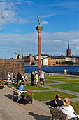 Statue von Engelbrekt Engelbrektsson im Rathausgarten, Riddarholmen mit seinem markanten Kirchturm, Stockholm, Schweden