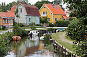 Kanal und typische Holzhaeuser in Trosa, Schweden