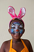Mädchen mit Gesichtsbemalung und Hasenohren, Saint John’s, Antigua, Antigua und Barbuda
