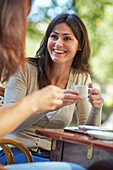 Frauen, 35 und 40 Jahre, trinken Kaffee auf einer Terrasse. Donostia. San Sebastian. Gipuzkoa. Baskenland - Spanien.