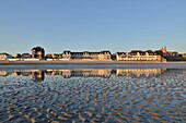View of the hotels les tourelles and pierre et vacances at low tide, le crotoy, somme, picardy, france