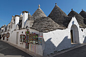 Street of of traditional trullos (trulli) in Alberobello, UNESCO World Heritage Site, Puglia, Italy, Europe