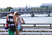 France, Paris, lovers on the Passerelle Léopold-Sédar-Senghor (formerly the passerelle de Solférino)