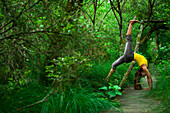 Frau übt Yoga im Wald, Landes, Hossegor