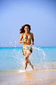 Frau läuft am Strand, Playa Del Carmen, Riviera Maya, Mexiko