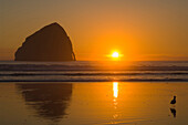 'Oregon, United States Of America; Cape Kiwanda And Haystack Rock At Sunset'