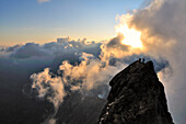 Sonnenaufgang, Bergsteiger auf dem Mitteleggi-Grat, Eiger (3970 m), Berner Alpen, Schweiz