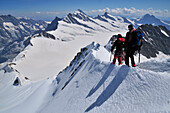Bergsteiger am Südgrat des Mönch (4107 m), Finsteraarhorn im Hintergrund, Berner Alpen, Schweiz