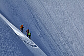 Bergsteiger vor der Nordwand des Obergabelhorns (4034 m), Wallis, Schweiz