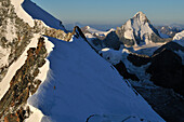 Bergsteiger auf dem Nordgrat des Weisshorns (4506 m), Dent d'Herens im Hintergrund, Wallis, Schweiz