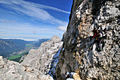 Wanderer an einem Drahtseil auf dem Jubiläumsgrat zur Zugspitze, Wettersteingebirge, Deutschland