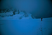 Bergsteiger während des Zustiegs zum Bietschhorn (3936 m), Baltschiedertal, UNESCO Welterbe, Berner Alpen, Schweiz