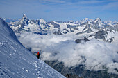 Kletterer auf dem Abstieg vom Täschhorn (4491 m), Walliser Viertausender im Hintergrund, Wallis, Schweiz