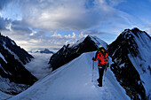 Bergsteiger startet die Überschreitung der Dome de Miage (3669 m), Mont Blanc Gruppe, Frankreich
