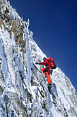 Bergsteiger während Schneesturm am Nadelgrat, Nadelhorn (4327 m), Wallis, Schweiz