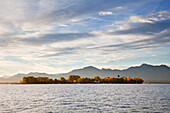 Blick über den Chiemsee zur Fraueninsel, bei Gstadt, Chiemsee, Chiemgau, Bayern, Deutschland