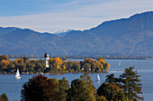 Segelboote auf dem Chiemsee vor der Fraueninsel, bei Gstadt, Chiemsee, Chiemgau, Bayern, Deutschland