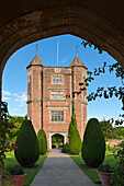 Blick über den Top Courtyard zum Turm, Sissinghurst Castle Gardens, Kent, Großbritannien