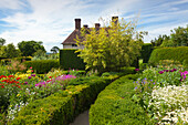 Blick vom Orchard Garden zum Herrenhaus, Great Dixter Gardens, Northiam, East Sussex, Großbritannien