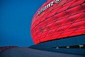Allianz Arena bei Nacht, rote Beleuchtung, Fußball Stadion FC Bayern München, München, Bayern, Deutschland, Architekt Herzog und De Meuron