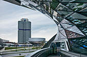 Blick von BMW Welt zu BMW Museum und Hauptsitz, Olympiapark, München, Bayern, Deutschland, Architekt Coop Himmelblau