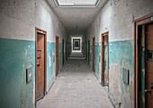 Korridor mit Gefängniszellen in der KZ Gedänkstätte Dachau, Großraum München, Bayern, Deutschland