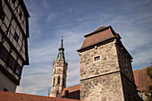 Kirchturm der Stiftskirche St Amandus und Stadtmauer in Bad Urach, Schwäbische Alb, Baden-Württemberg, Deutschland