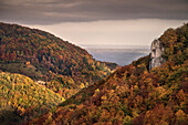 Ausblick beim Schloss Lichtenstein im Herbst, Schwäbische Alb, Baden-Württemberg, Deutschland