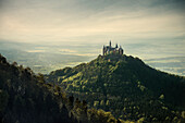 Blick vom Zeller Horn zur Burg Hohenzollern, Hechingen Bisingen, Zollernalbkreis, Schwäbische Alb, Baden-Württemberg, Deutschland