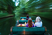 Fließ im Spreewald mit Touristenkahn, abendliche Bootstour, UNESCO Biosphärenreservat, Lübbenau, Brandenburg, Deutschland