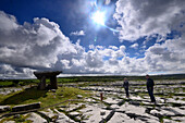 an der Poulnabrone Dolmen im Burren, Clare, Irland