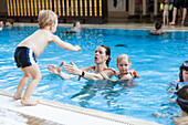 Mutter mit Kindern im Schwimmbad, Bali Therme, Bad Oeynhausen, Nordrhein-Westfalen, Deutschland