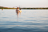 Zwei Personen baden im Markkleeberger See, Markkleeberg, Sachsen, Deutschland