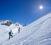 Zwei Frauen auf Skitour steigen zum Hinteren Seelenkogel auf, Granatenkogel, Liebener Spitze und Heufler Kogel im Hintergrund, Obergurgl, Ötztaler Alpen, Tirol, Österreich