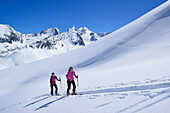 Zwei Frauen auf Skitour steigen zum Eiskögele auf, Hochfirst, Kirchenkogel und Liebener Spitze im Hintergrund, Obergurgl, Ötztaler Alpen, Tirol, Österreich