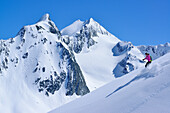 Frau auf Skitour fährt vom Eiskögele ab, Kirchenkogel und Liebener Spitze im Hintergrund, Obergurgl, Ötztaler Alpen, Tirol, Österreich