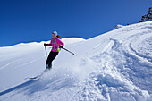 Frau auf Skitour fährt vom Eiskögele ab, Obergurgl, Ötztaler Alpen, Tirol, Österreich