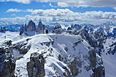 Blick auf Hochebenkofel mit Drei Zinnen und Antelao im Hintergrund, Birkenkofel, Sextener Dolomiten, Südtirol, Italien