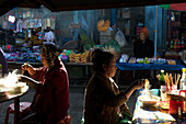 Frauen essen Nudelsuppe auf dem Markt in Kyaing Tong, Kentung, Shan Staat, Myanmar, Burma