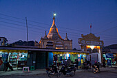Silberpagode mit Marktständen, Aung Chaung Naung Pagode, in Kalaw, Shan Staat, Myanmar, Burma