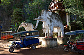 Steinelefanten am Eingang zur Sedan bzw Saddan Höhle, 30km von Hpa-an, Hauptstadt des Kayin-State im Süden Burmas, Myanmar