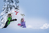 Kinder bauen einen Schneemann, Kreuzbergpass, Südtirol, Italien
