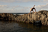 Mann springt ins Wasser, Praia, Santiago, Kap Verde